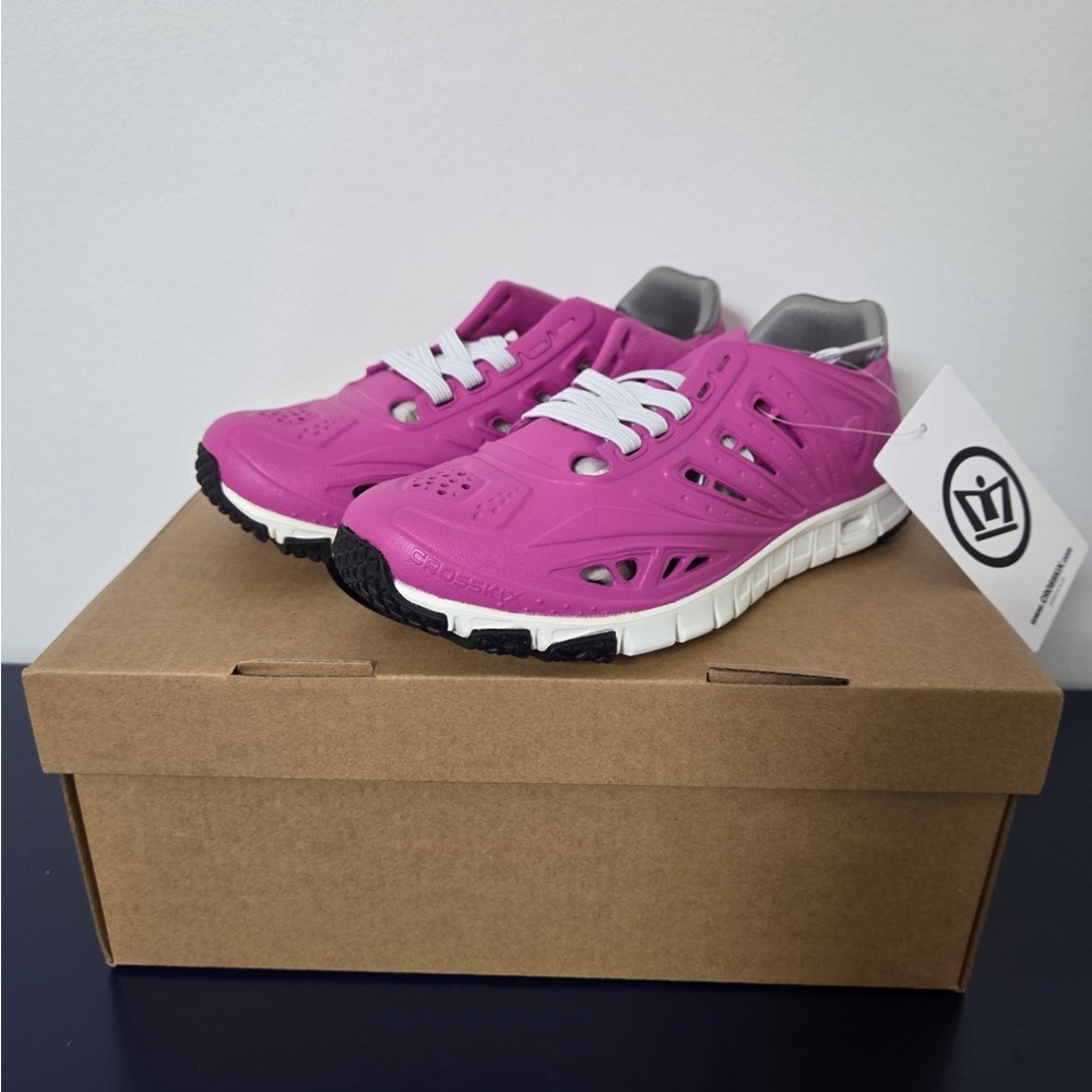 Crosskix unisex performance shoes ! New in box , rose azure size UK 3 / womens 6